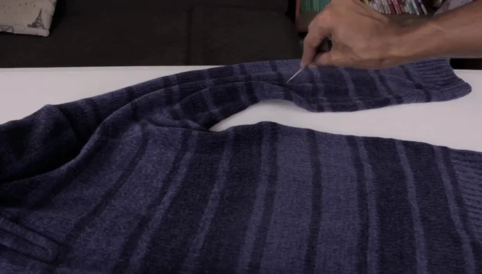 Voltear de nuevo y coser las mangas al costado hasta la mitad.