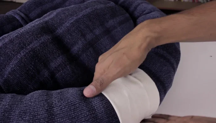 Agregar un trozo de tela de otro color para cubrir la costura de las mangas.