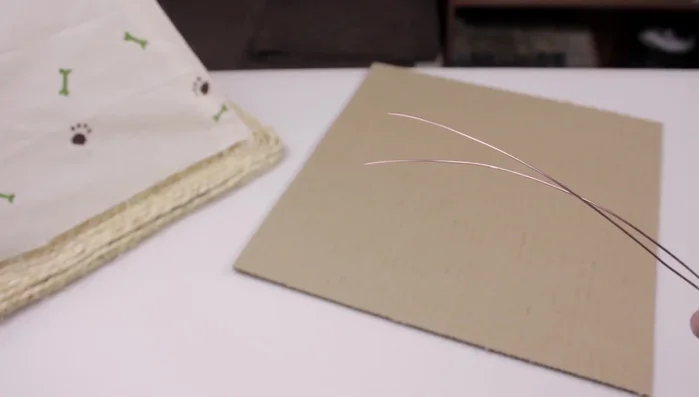 Si el alambre no es grueso, trenzar dos alambres para mayor resistencia. También se pueden usar los ganchos de metal, cortando la parte superior.