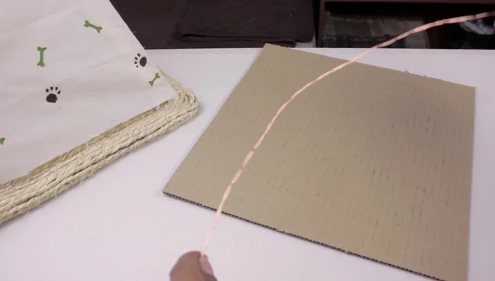 Pegar la unión de los dos alambres en la parte superior con cinta de papel.