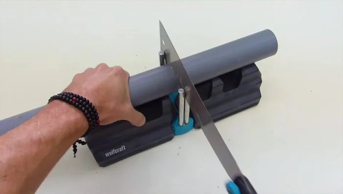 Recubrir los tubos de PVC con cuerda y pegamento.