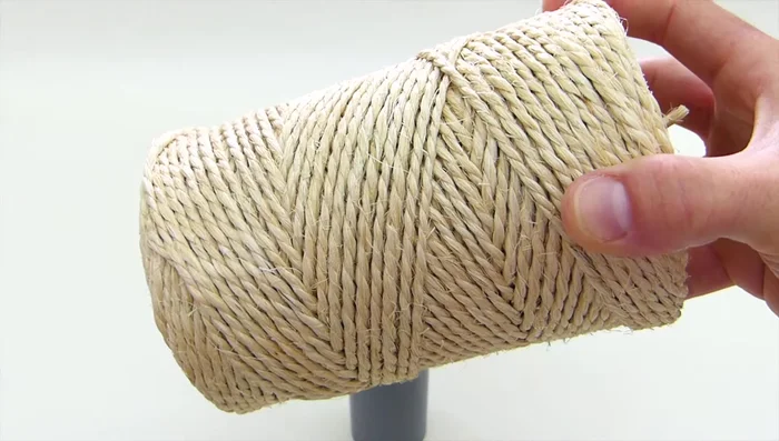 Recubrir los tubos de PVC con cuerda y pegamento.