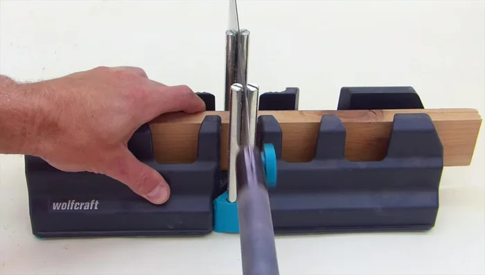 Redondear las esquinas de los listones y pegarlos a la repisa.