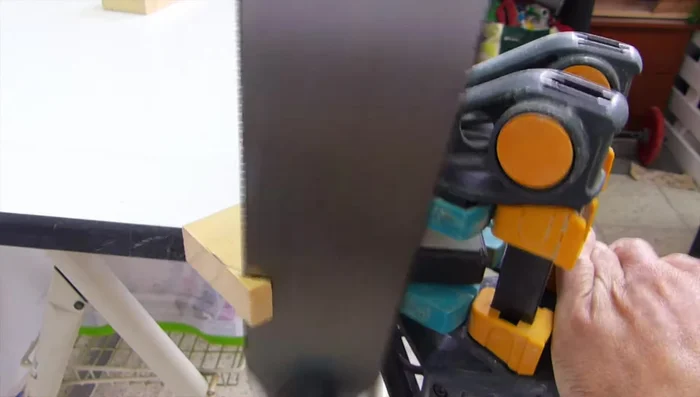 Redondear las esquinas de los listones y pegarlos a la repisa.