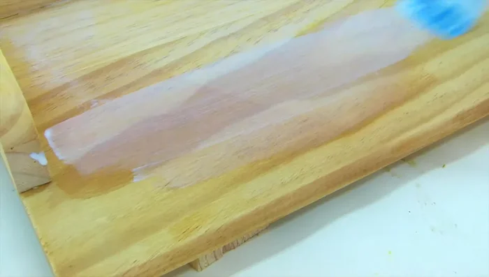 Pintar la entrada de la casa de negro.