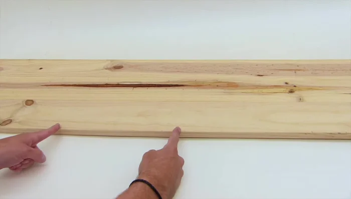 Crear la puerta de la casa cortando una pieza de madera y añadiendo un detalle de cara de gato.