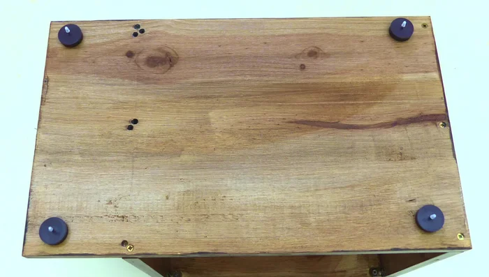 Montar los rascadores en la casa, atornillándolos en su lugar.