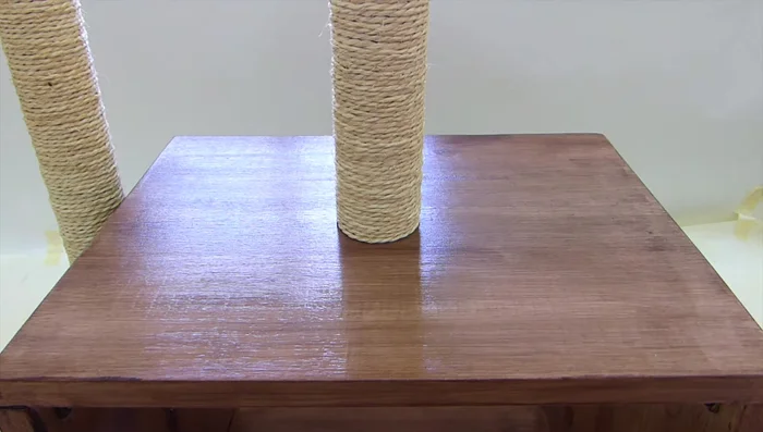 Montar los rascadores en la casa, atornillándolos en su lugar.