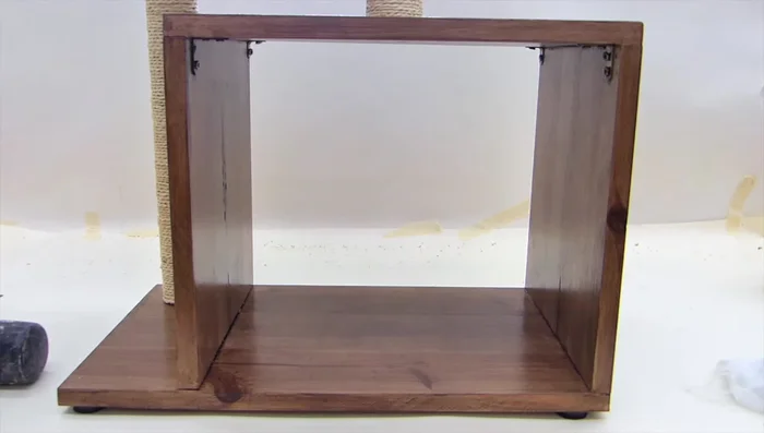 Añadir la parte trasera de la casa y un juguete colgante.