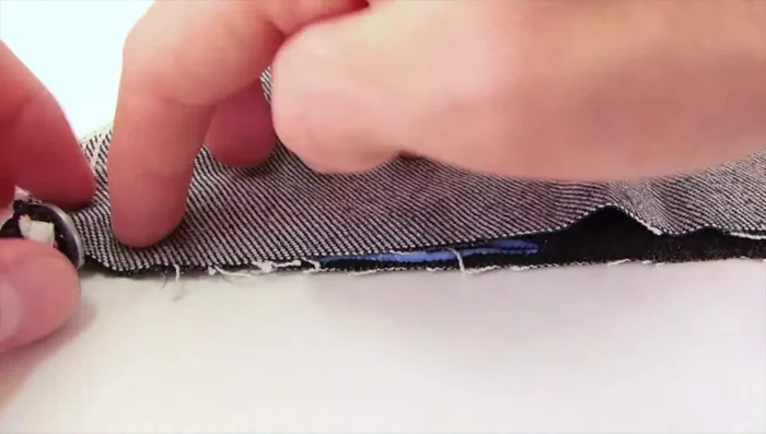 Crear un cojín para el interior de la casa usando una camiseta vieja y pegamento para tejidos.