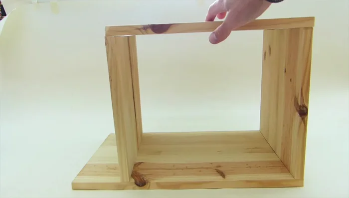 Unir las piezas de madera con sargentos y taladrar agujeros para atornillarlas.