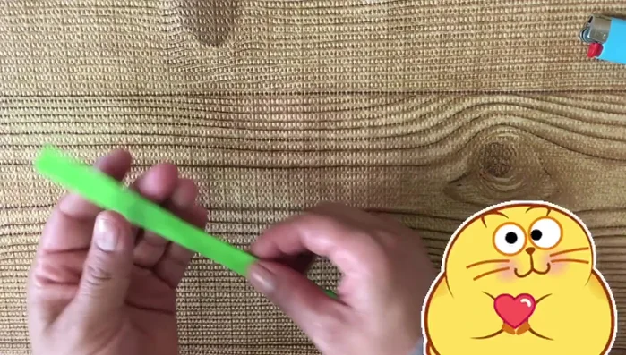 Hacer un pequeño doblez en la parte superior del triángulo y plancharlo.