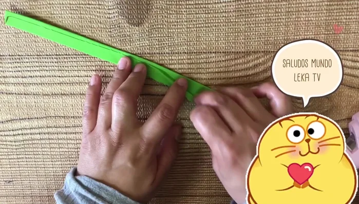 Pegar la tira de tela por la parte de atrás y por el frente del triángulo.