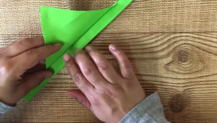 Pegar la tira de tela por la parte de atrás y por el frente del triángulo.