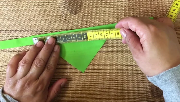 Coser los cascabeles al fieltro rojo.