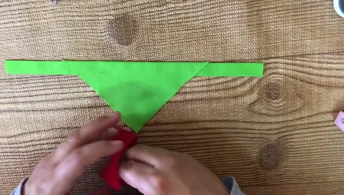 Coser los cascabeles al fieltro rojo.