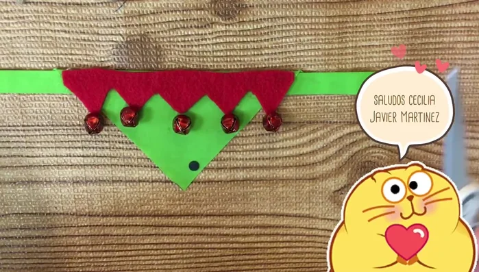 Coser los cascabeles al fieltro rojo.