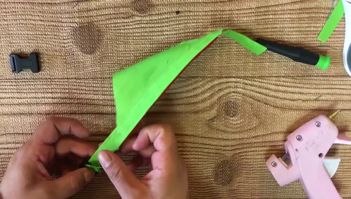 Colocar broches en los extremos de la bandana y pegarlos con pegamento caliente.