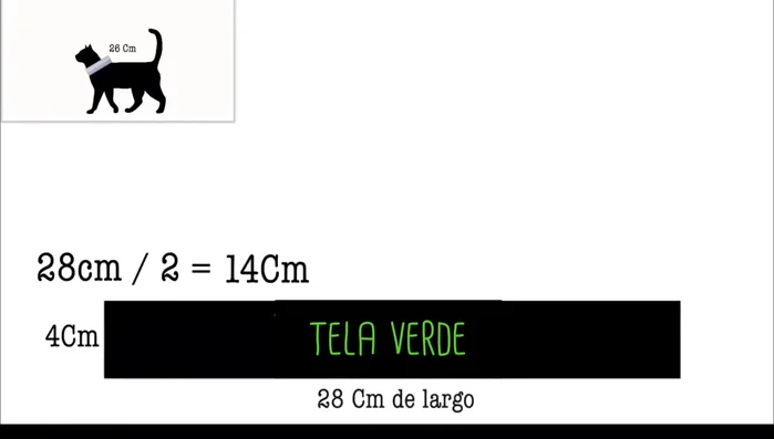 Doblar la tira de tela verde a lo largo y plancharla para marcar el doblez.