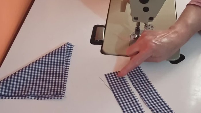 Dar vuelta a las tiras cosidas con ayuda de una aguja de crochet.