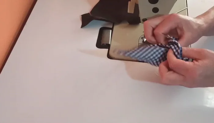 Emparejar y cuadrar la pañoleta. Planchar.