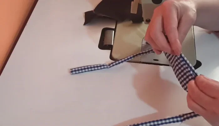 Emparejar y cuadrar la pañoleta. Planchar.