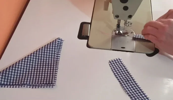 Dar vuelta a las tiras cosidas con ayuda de una aguja de crochet.