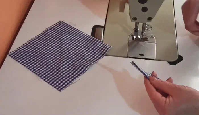 Dar vuelta a las tiras cosidas con ayuda de una aguja de crochet.