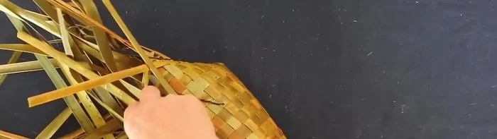 Definir las esquinas: Una vez que tengas las tiras de los lados tejidas, coloca tu dedo índice en cada esquina y tira suavemente para formar la esquina en un ángulo recto (o un ángulo más suave según tu preferencia).