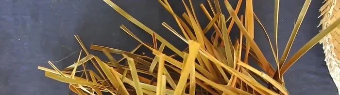 Tejer hacia arriba: Teje los lados hacia arriba hasta alcanzar la altura deseada. Mantén tu mano sobre la parte superior para evitar un patrón de zigzag no deseado. Realiza esto en pequeños pasos, una fila a la vez si eres principiante.