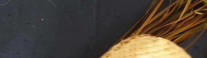 Medir y preparar las tiras: Utilizando la cinta métrica, mide la longitud necesaria para cada tira, considerando que las tiras del centro deben ser más largas que las de las esquinas. Corta las tiras a la longitud deseada.