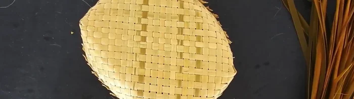 Comenzar con las esquinas: Toma las tiras más cortas y comienza a tejer las esquinas, formando cuadrados. Asegúrate de que las esquinas queden lo más cuadradas posible para evitar una forma de diamante.