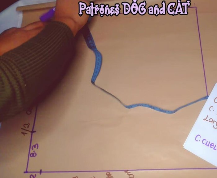 Bajar la medida en la parte delantera 2cm y en la espalda 1.5cm. Utilizar la regla curva para unir los puntos y formar el cuello.