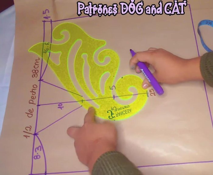 Utilizar la regla curva para trazar la sisa (cava de manga).