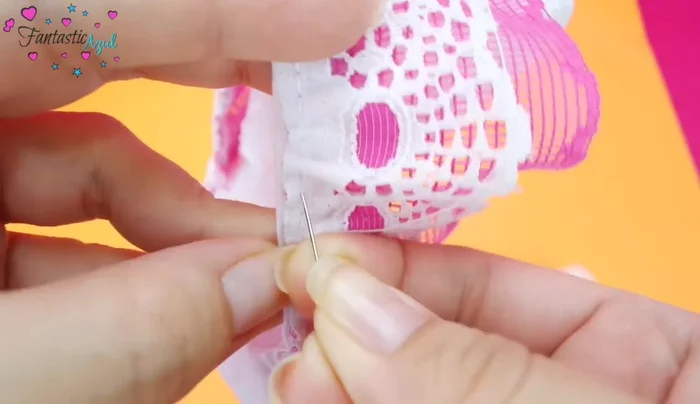 Ajustar el largo del collar (Método Manual): Aflojar poco a poco hasta obtener la medida deseada (25 centímetros). Cortar el hilo y quemar los extremos para evitar que se deshilachen.