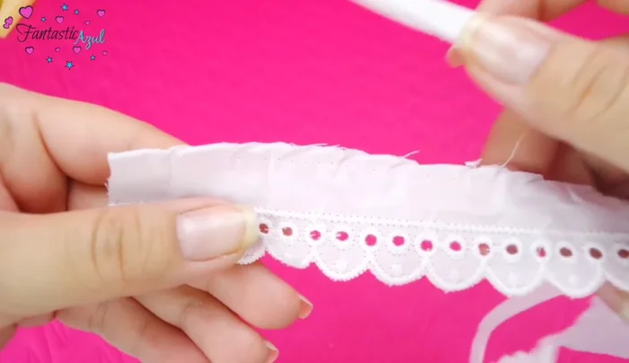 Preparación de la segunda pieza del collar (Método con Máquina de Coser): Quitar los picos de la tira bordada para facilitar el trabajo. Coser la tira bordada a una pieza de tela blanca (con ayuda de una máquina de coser).