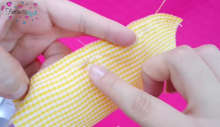 Hacer el moño del collar (Método con Máquina de Coser): Coser un cuadrado de tela a lo largo, dejando un espacio para darle la vuelta. Coser las orillas y darle la vuelta por el orificio. Repetir el proceso para la parte central del moño.