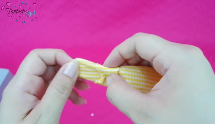 Unir el moño al collar (Método Manual): Meter la pieza más grande dentro de la más pequeña. Coser el moño a la pieza blanca con puntadas a mano. 