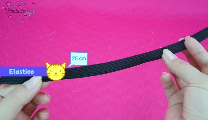 Añadir el elástico y la decoración final (Método Manual): Coser el elástico alrededor del collar. Añadir la tira bordada alrededor del elástico para cubrirlo y dar mejor estética. Pegar las piedritas acrílicas con silicón líquido.