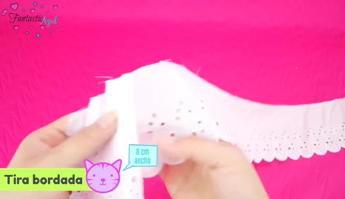 Preparación de la primera pieza del collar (Método Manual): Unir la tira bordada y el encaje con puntadas sencillas a mano. Doblar la orilla de la tira bordada para un mejor acabado.