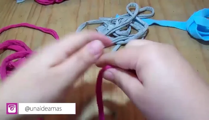 Formar el cordón estirando las tiras cortadas. Si se desea un collar de dos colores, repetir el proceso con otra tela.