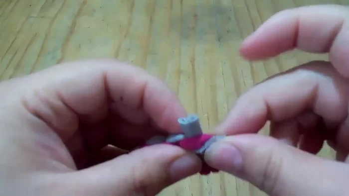Crear ganchos con alambre para cerrar el collar.
