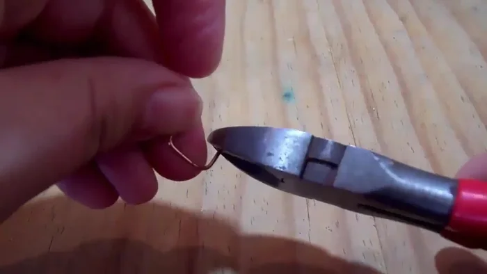 Crear ganchos con alambre para cerrar el collar.