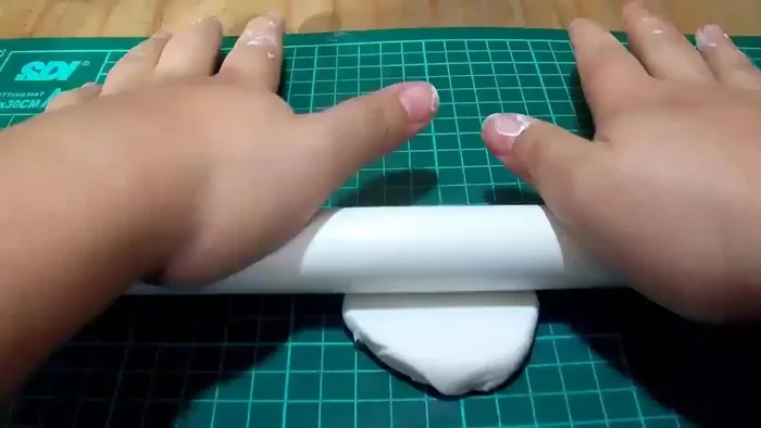 Amasar la porcelana fría y aplanarla con un rodillo.