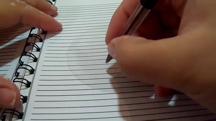 Dibujar el diseño de la medalla en un papel y presionarlo sobre la porcelana para transferir el diseño.