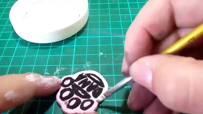 Barnizar la medalla una vez seca la pintura.