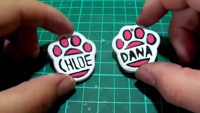 Barnizar la medalla una vez seca la pintura.