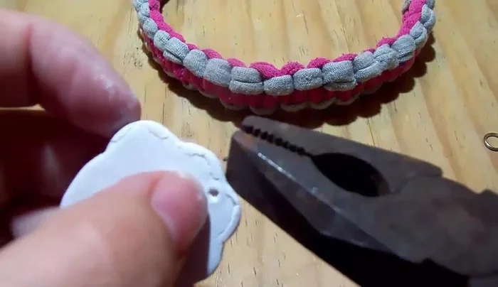 Unir la medalla al collar con una argolla.