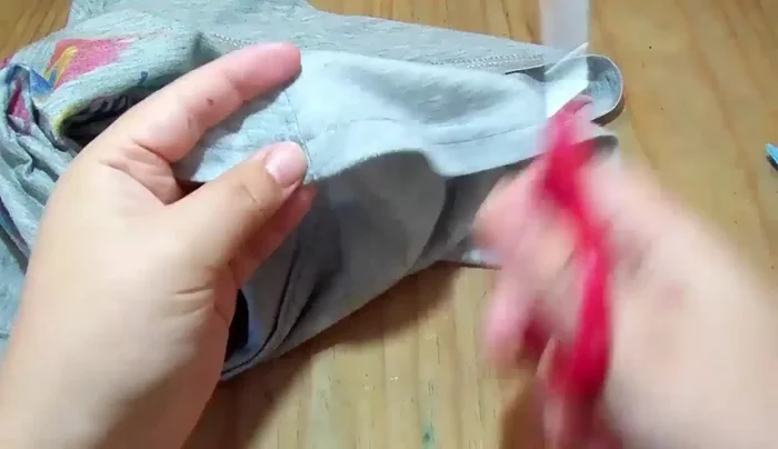 Cortar tiras largas de tela. Si la tela es delgada, cortar tiras anchas para obtener un cordón grueso.