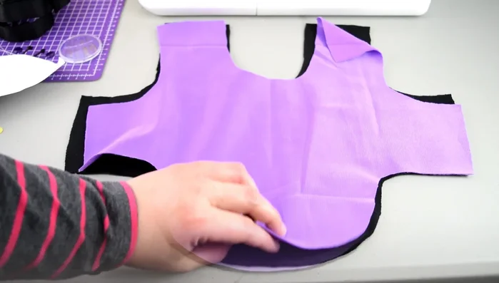 Costura de la Capa: Coloca las telas (parte bonita hacia adentro), fija con alfileres y cose por todo el borde, dejando una abertura para dar vuelta. Realiza una costura en zigzag para evitar que se deshilache y luego una costura recta.